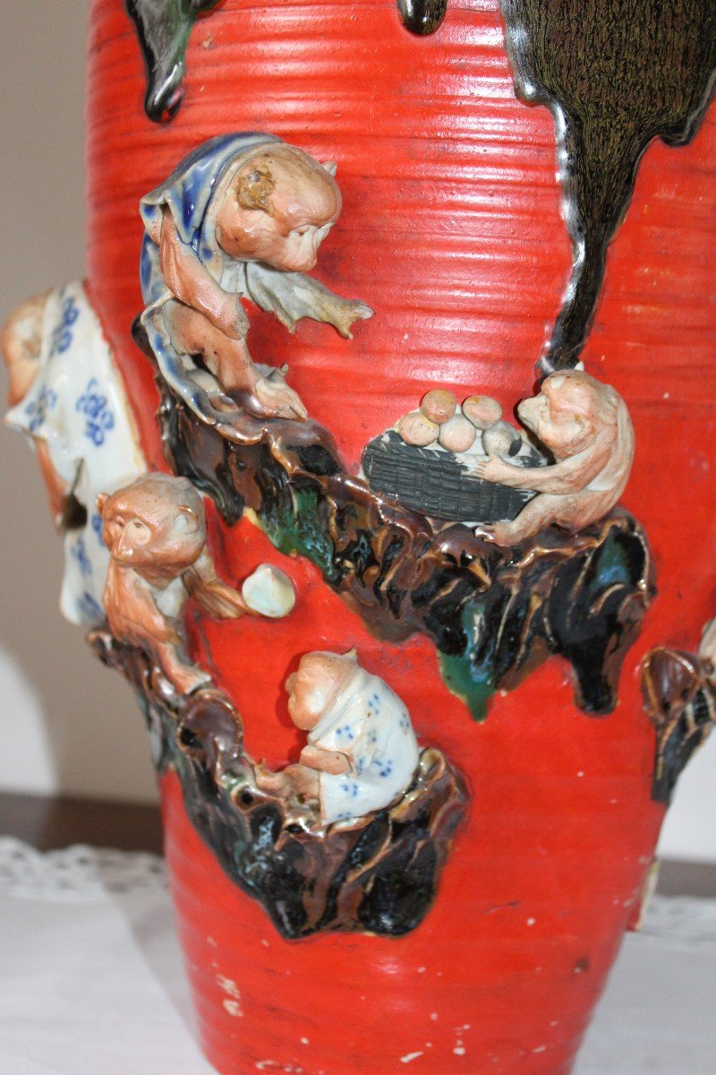 Vase Japonais En Gres Avec Applications En Porcelaine De Singe, Epoque Meiji Fine XIX Siecle.-photo-2