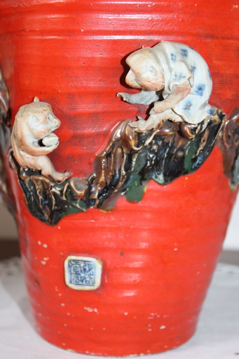 Vase Japonais En Gres Avec Applications En Porcelaine De Singe, Epoque Meiji Fine XIX Siecle.-photo-2