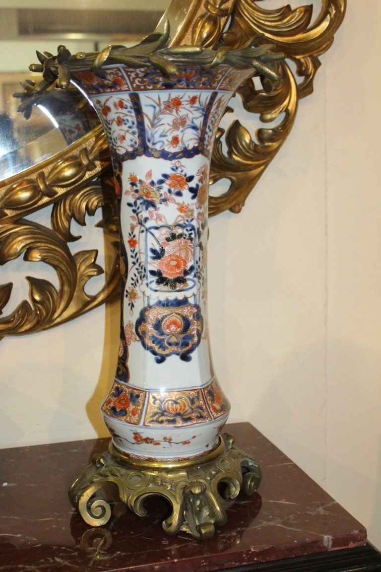 Vase Cornet Arita, Japon XVIII Siecle, Decor Imari, Monture En Bronze
