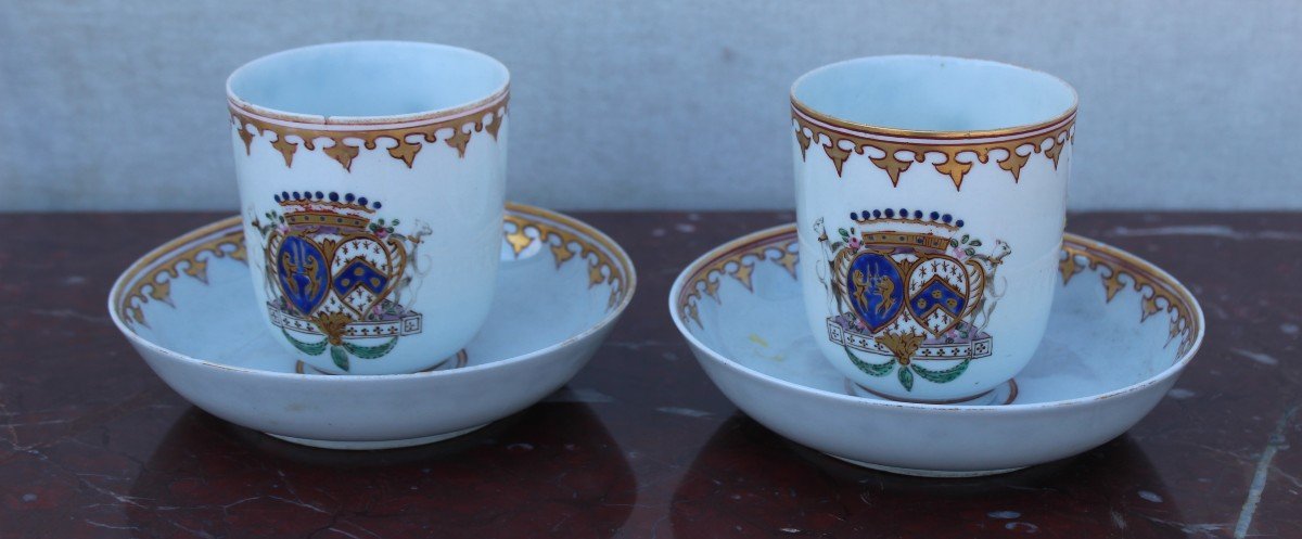 PAIRE DE TASSES ET SOUCOUPES "ARMORIAL", CHINE XVIII SIECLE