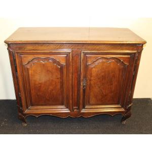 CREDENZA DI EPOCA LUIGI XV A DUE PORTE IN NOCE. METà XVIII SECOLO.