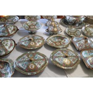 GRANDE SERVIZIO DA PRANZO IN PORCELLANA CINESE CANTON, XIX SECOLO, DI 112 PEZZI.