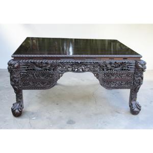 GRANDE SCRIVANIA CINESE IN LEGNO DURO INTAGLIATO, FINE DEL XIX SECOLO.