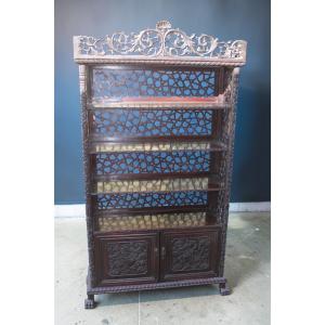 ETAGERE CINESE IN LEGNO DURO INTAGLIATO, DINASTIA QING, XIX SECOLO.