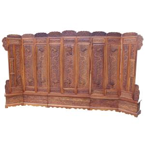 GRANDE PARAVENTO CINESE IN LEGNO ESOTICO CON DRAGHI TRA LE NUVOLE, CINA XX SECOLO.