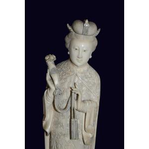 Scultura in avorio raffigurante una dama imperiale, Cina 1920 circa.