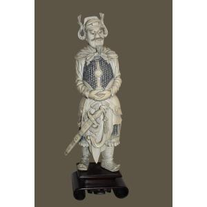 Scultura cinese in avorio raffigurante un guerriero, Cina 1920 circa.