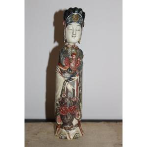 Scultura in avorio policroma raffigurante una Guanyin, Cina fine XIX secolo.