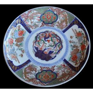 GRANDE PIATTO IN PORCELLANA GIAPPONESE IMARI, MEIJI PERIODO, FINE XIX SECOLO.