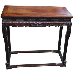 TAVOLINO CONSOLLE CINESE IN LEGNO DURO INTAGLIATO, DINASTIA QING, XIX SECOLO.