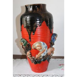 Vase Japonais En Gres Avec Applications En Porcelaine De Singe, Epoque Meiji Fine XIX Siecle.