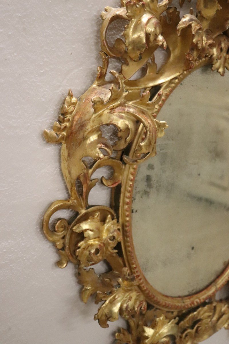 Specchio antico ovale in legno intagliato e dorato, XVIII secolo-photo-1