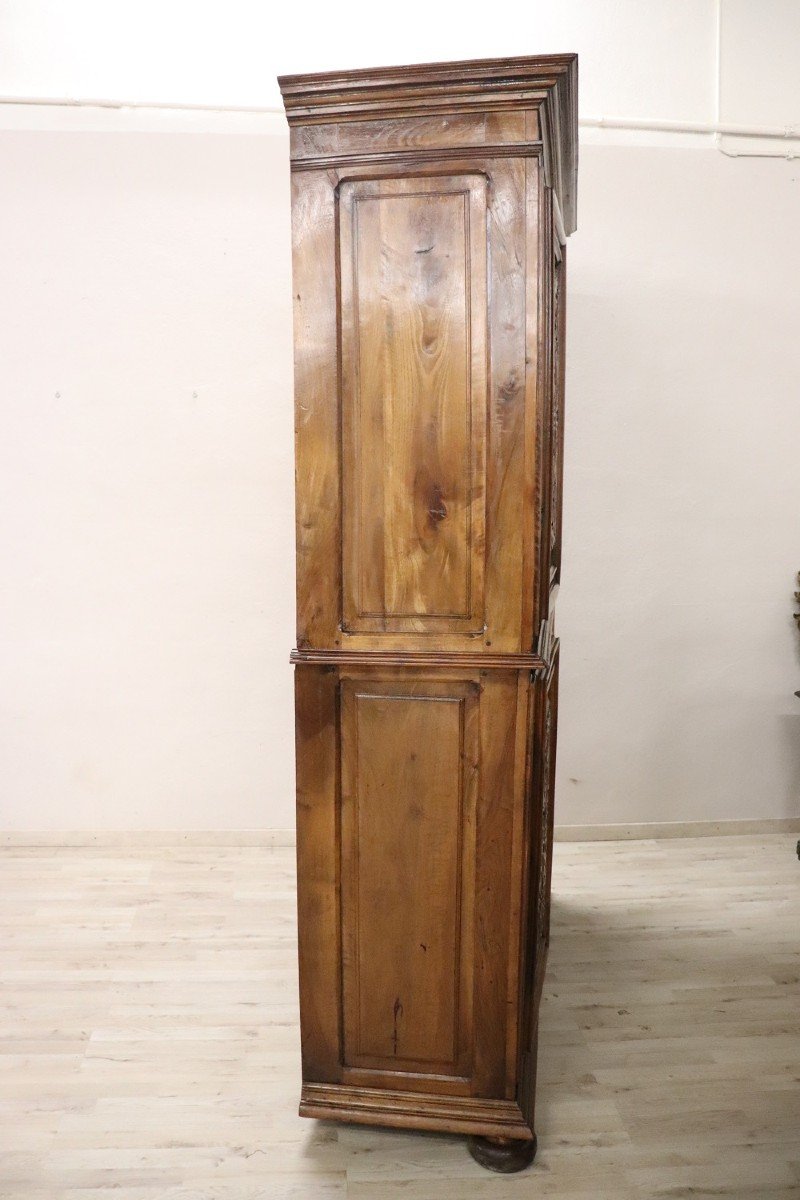 Armadio antico in legno di noce intagliato, XIX secolo-photo-3