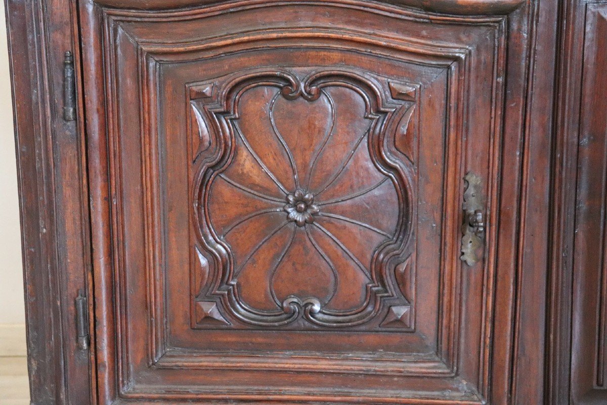 Credenza antica in legno di noce massiccio con piattaia, sec XVII-photo-2