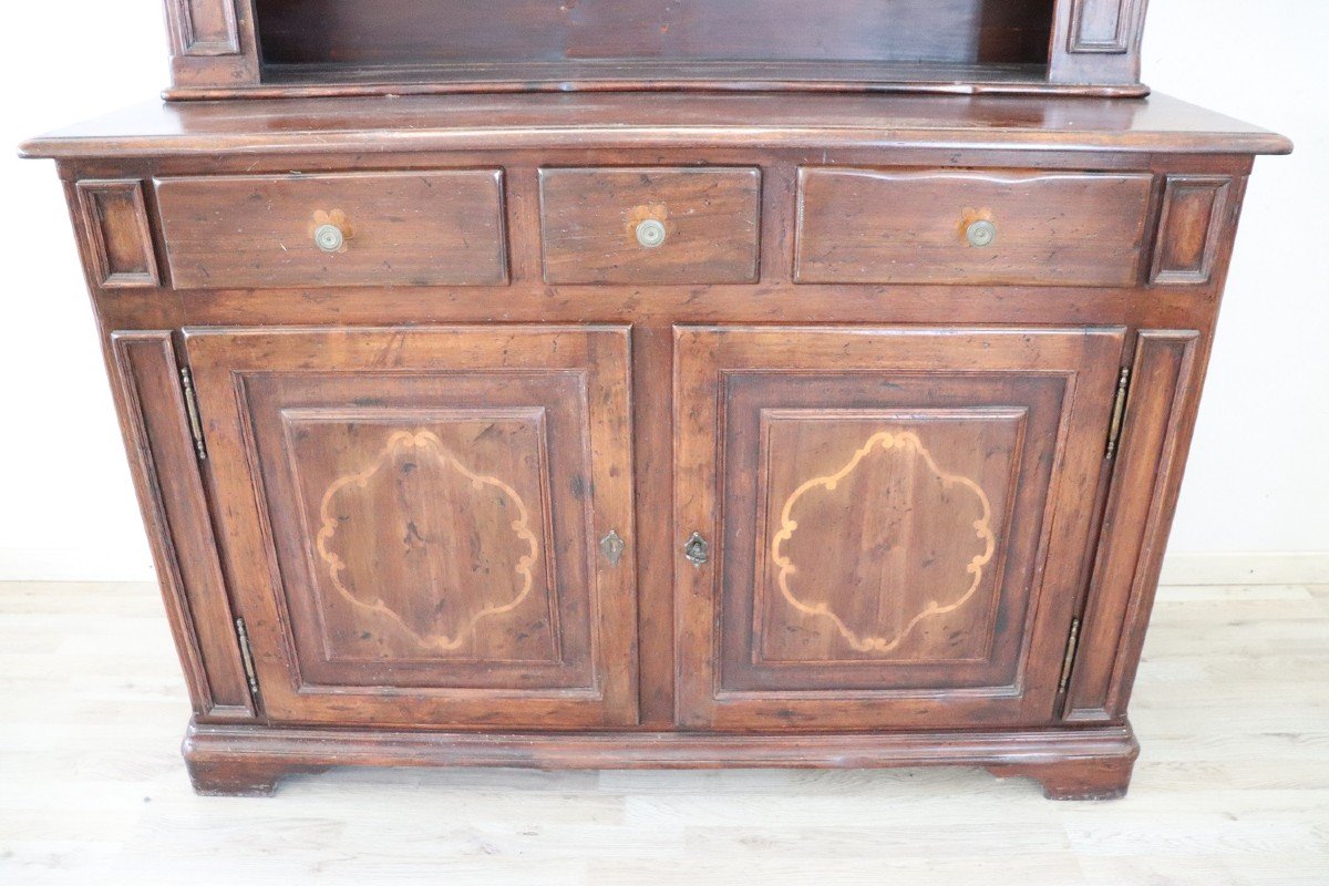 Credenza piattaia in legno di noce massiccio con intarsi-photo-3