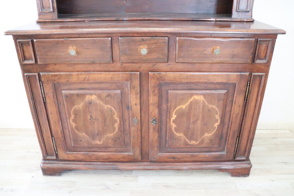 Credenza piattaia in legno di noce massiccio con intarsi-photo-3