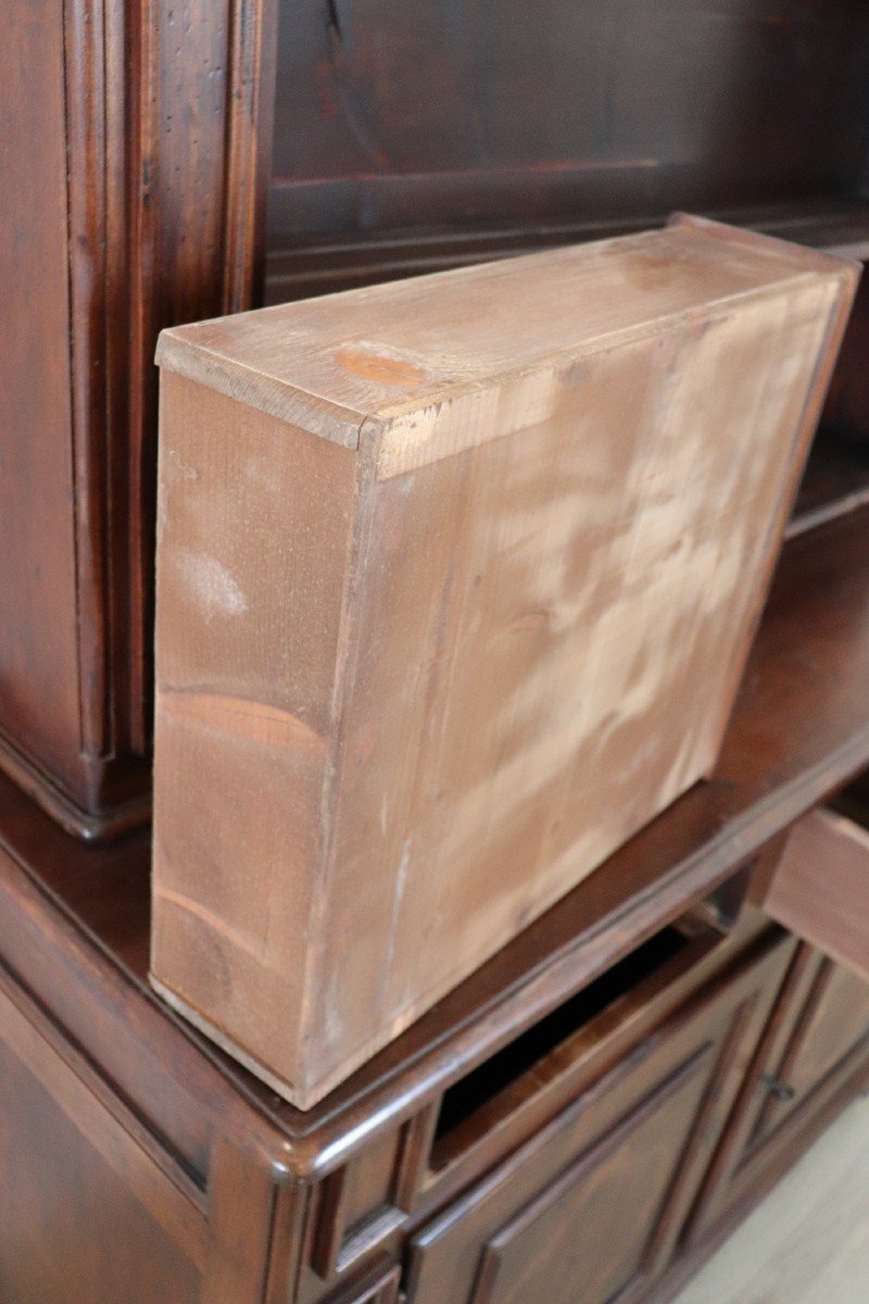 Credenza piattaia in legno di noce massiccio con intarsi-photo-2