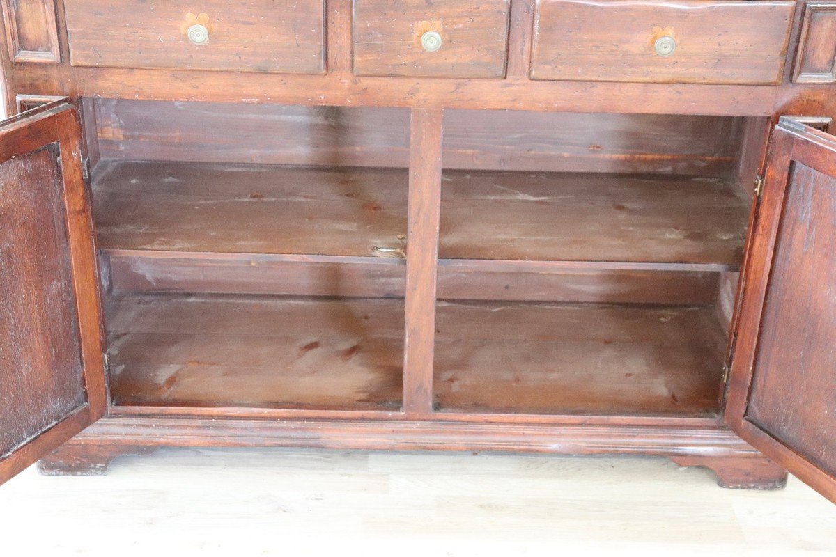 Credenza piattaia in legno di noce massiccio con intarsi-photo-3