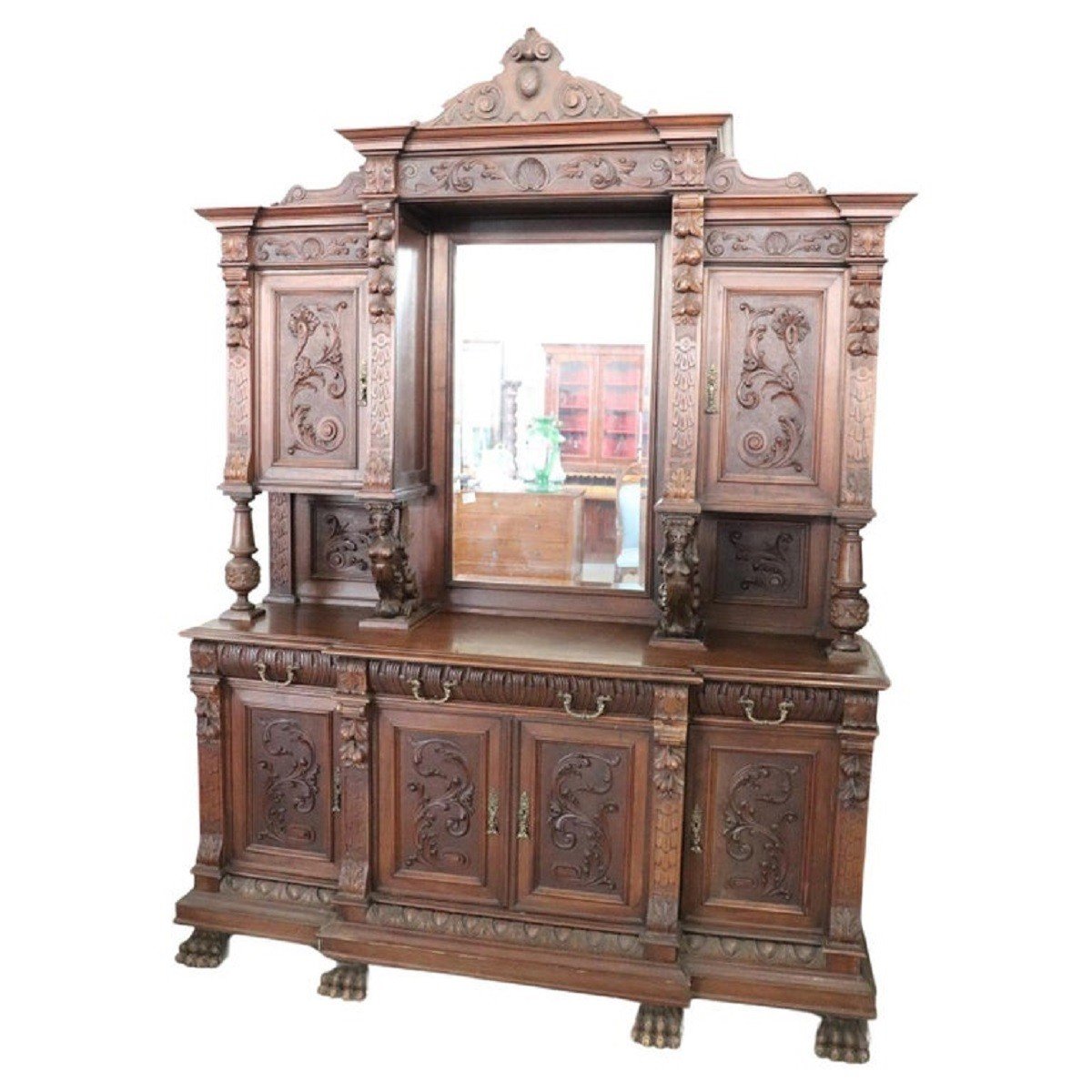 Credenza grande in legno di noce intagliato, XIX secolo