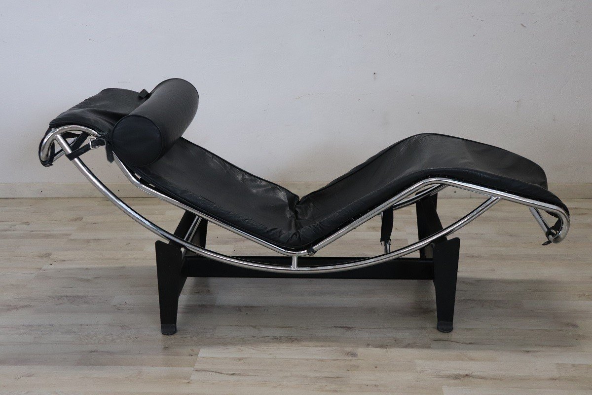 Chaise longue LC4 in pelle nera di Le Corbusier per Cassina, anni '80-photo-2