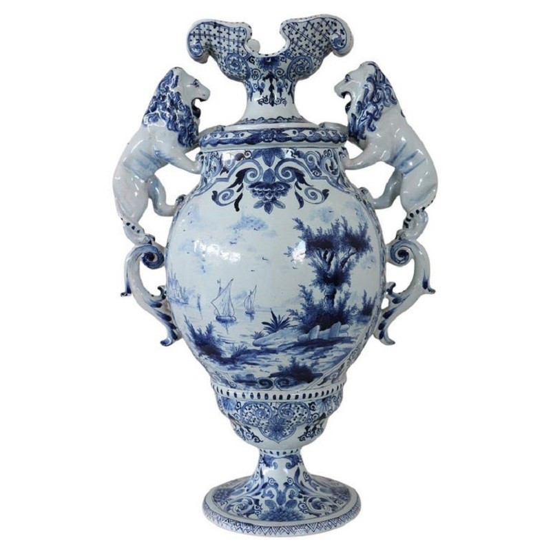 Vaso in maiolica con leoni, XIX secolo