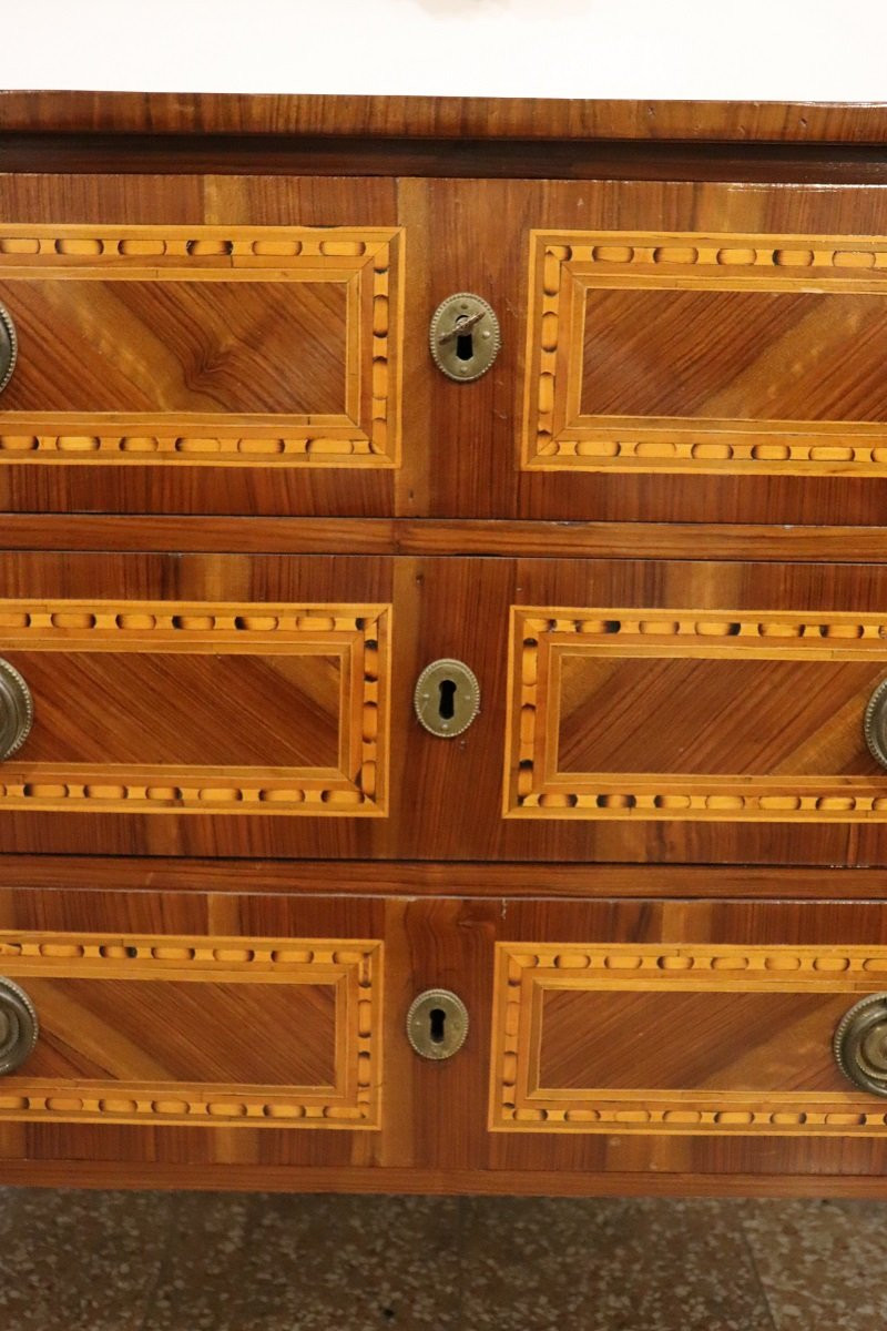 Cassettone antico in legno di noce intarsiato, XVIII secolo-photo-1