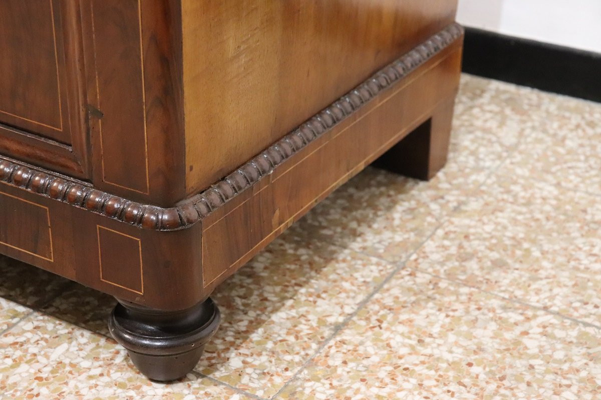 Cassettiera antica in noce intarsiato con piano in marmo, inizio XIX secolo-photo-1
