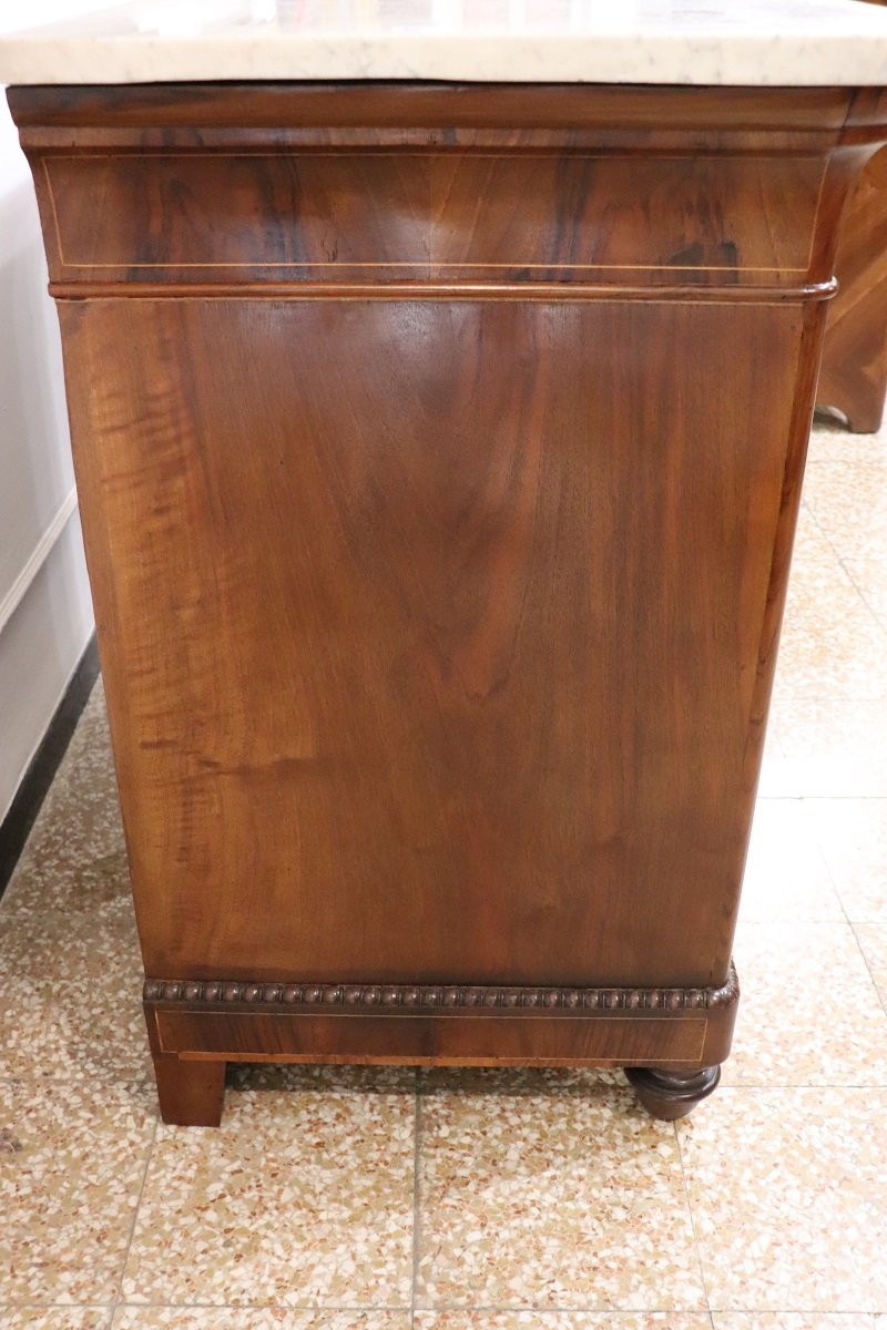 Cassettiera antica in noce intarsiato con piano in marmo, inizio XIX secolo-photo-3