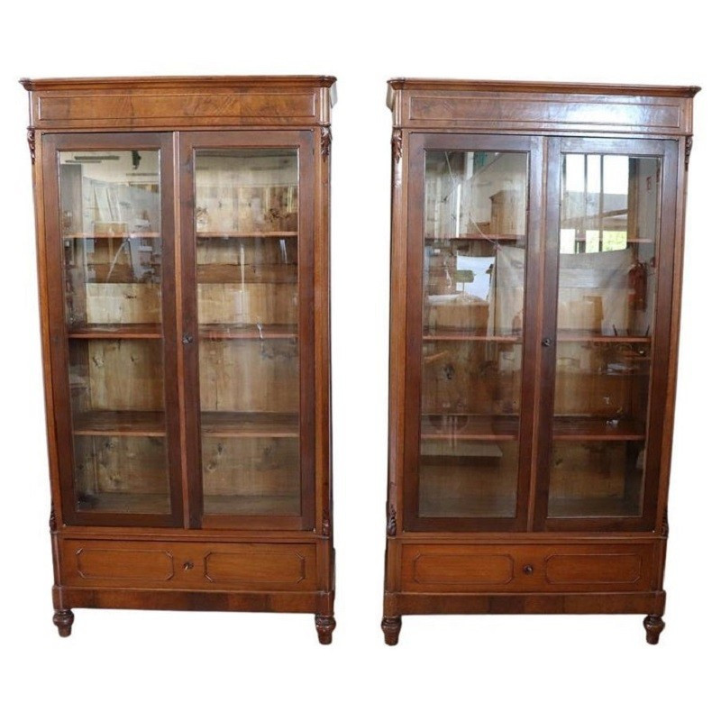 Coppia di librerie antiche in noce restaurate