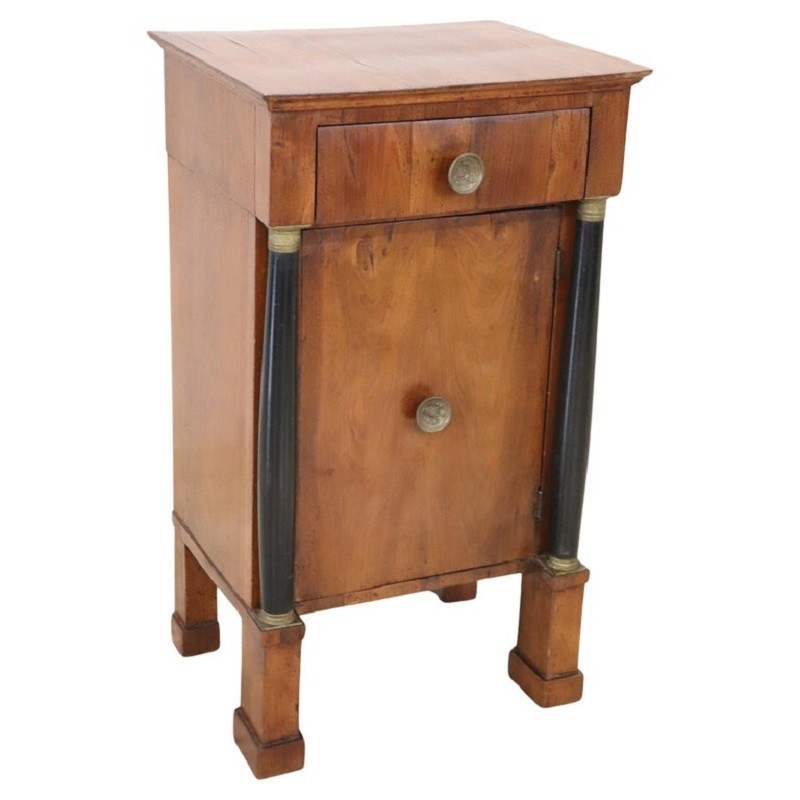 Antico comodino in noce, Italia, inizio XIX secolo