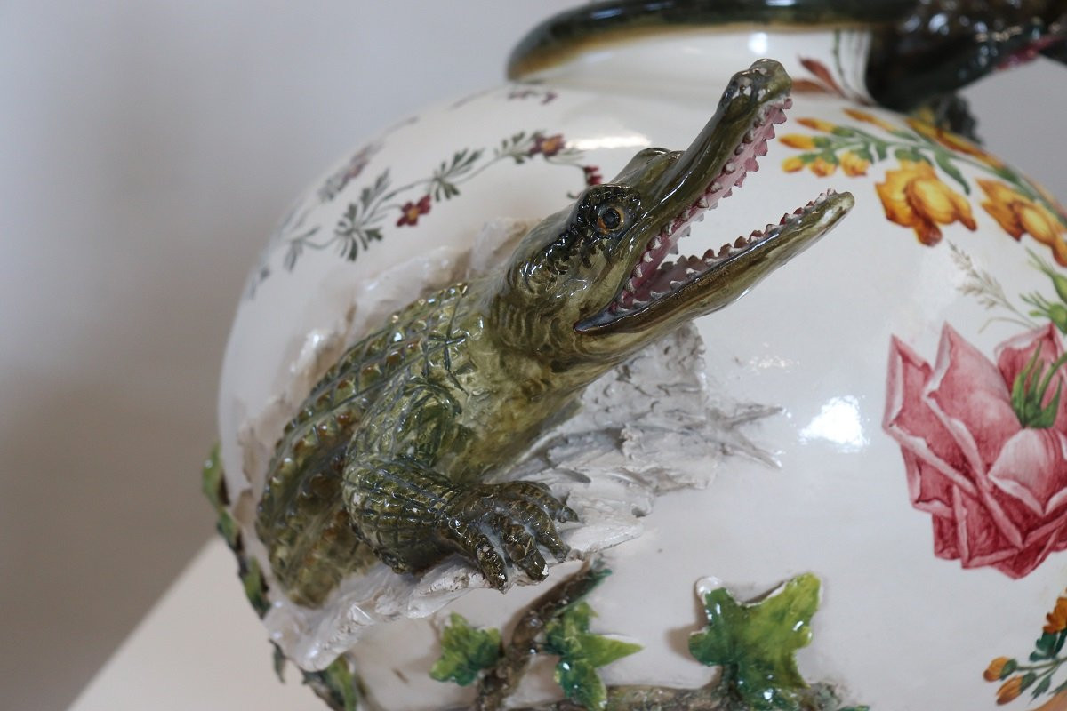 Maestoso vaso in ceramica con aquila e coccodrillo, Italia inizio XX secolo-photo-2
