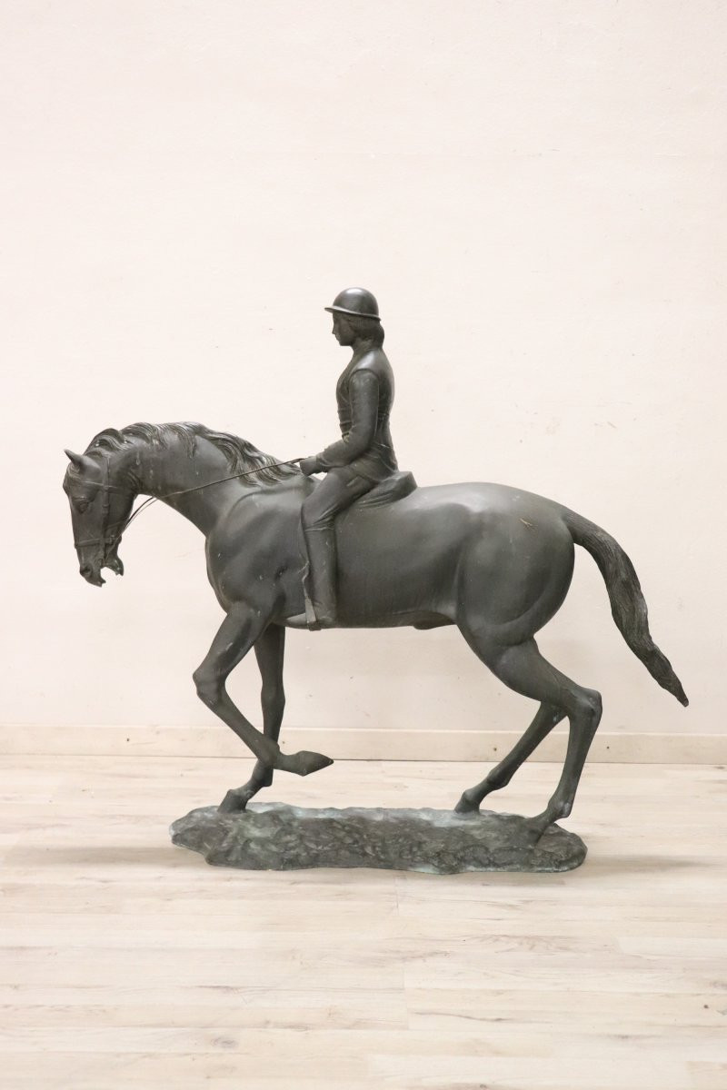 Scultura in bronzo firmata, fantino a cavallo, altezza 103 cm-photo-1
