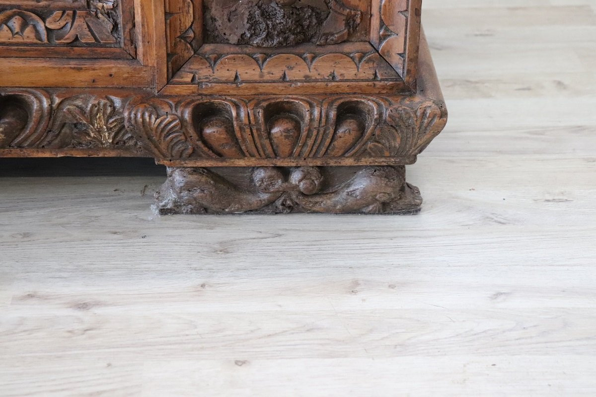 Antica piccola cassapanca in noce, Italia, XVII secolo-photo-3