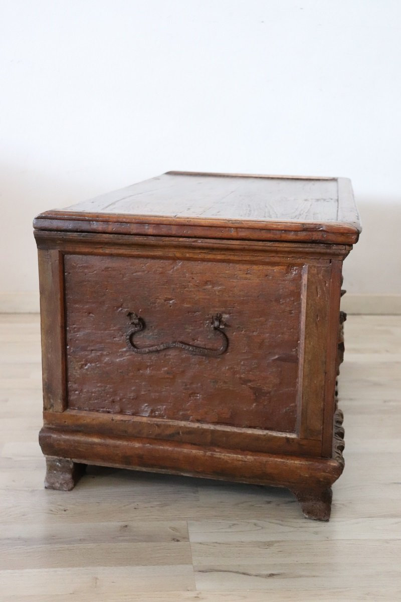 Antica piccola cassapanca in noce, Italia, XVII secolo-photo-4
