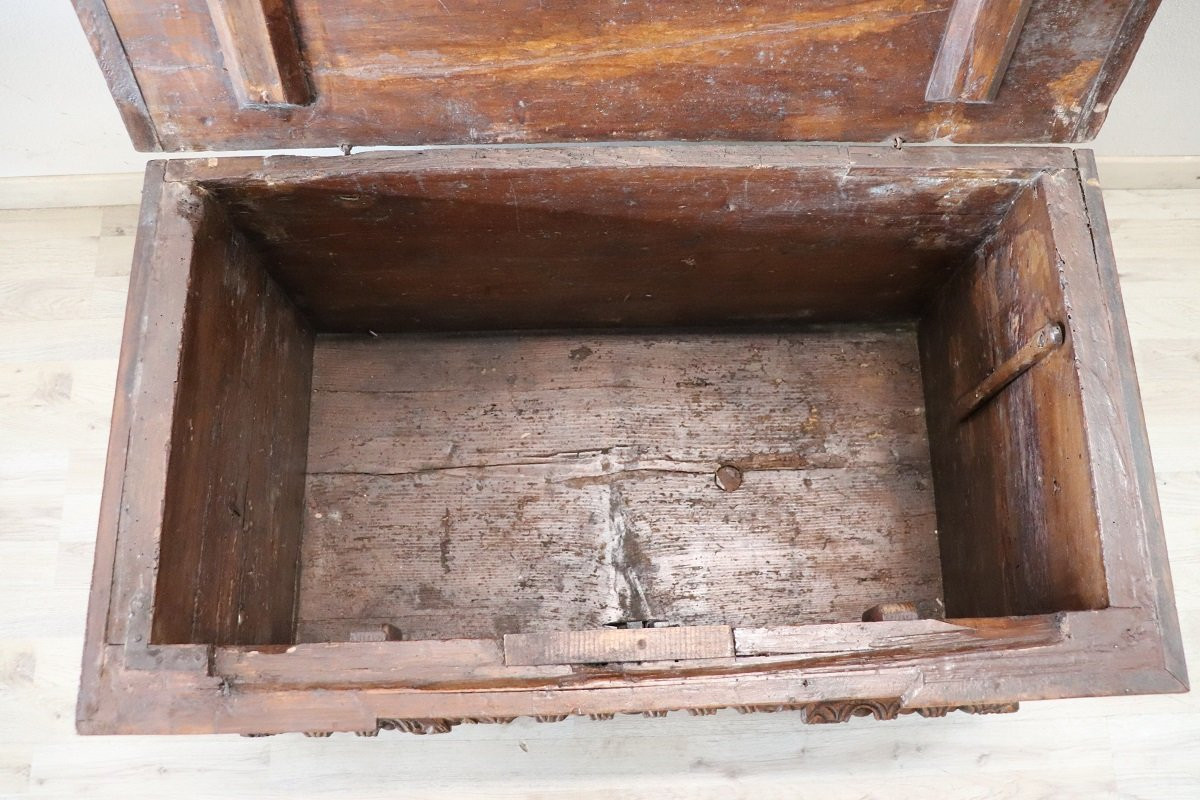 Antica piccola cassapanca in noce, Italia, XVII secolo-photo-7
