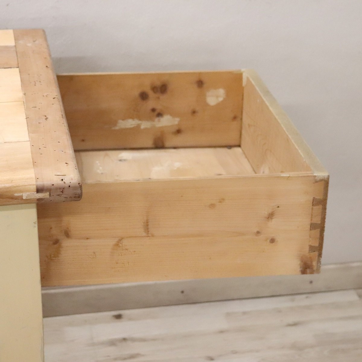 Tavolo da lavoro in legno di pioppo laccato color crema, Italia, fine XIX secolo-photo-5