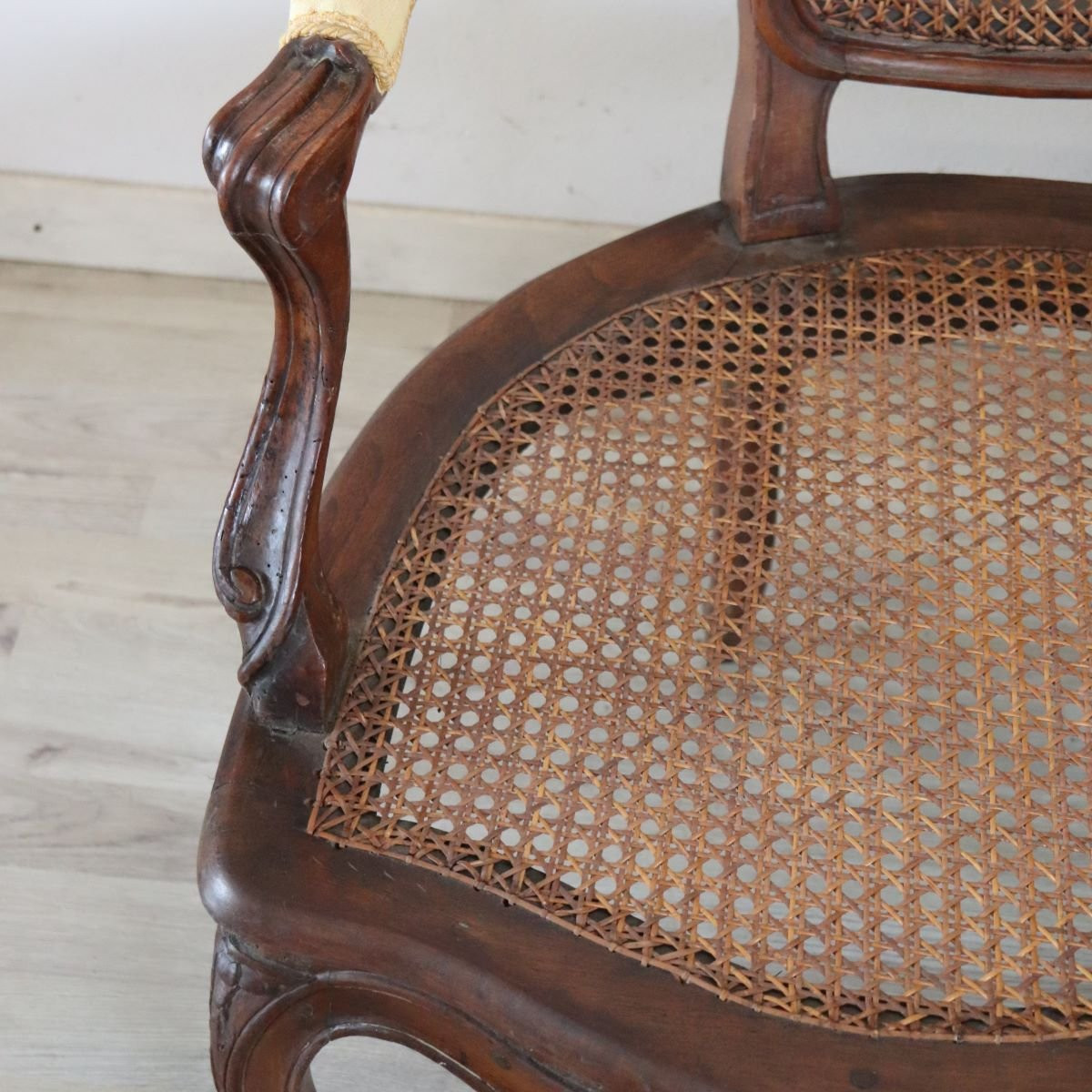 Divano antico in noce e paglia di Vienna, Italia, XVIII secolo-photo-1
