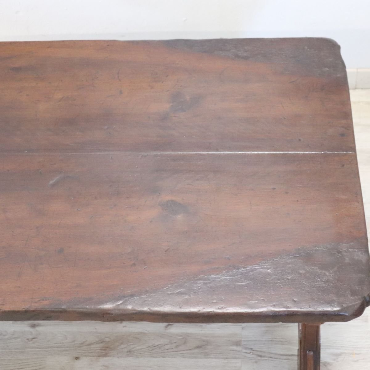 Tavolino da salotto in noce massello, Italia, inizio XX secolo restaurato-photo-1