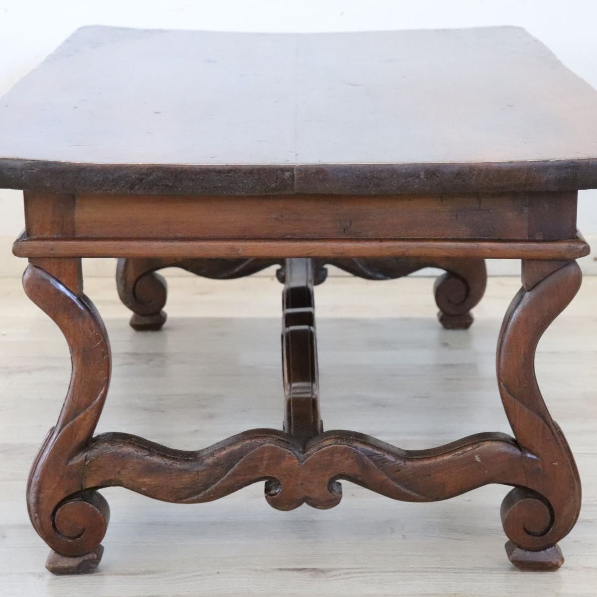 Tavolino da salotto in noce massello, Italia, inizio XX secolo restaurato-photo-3