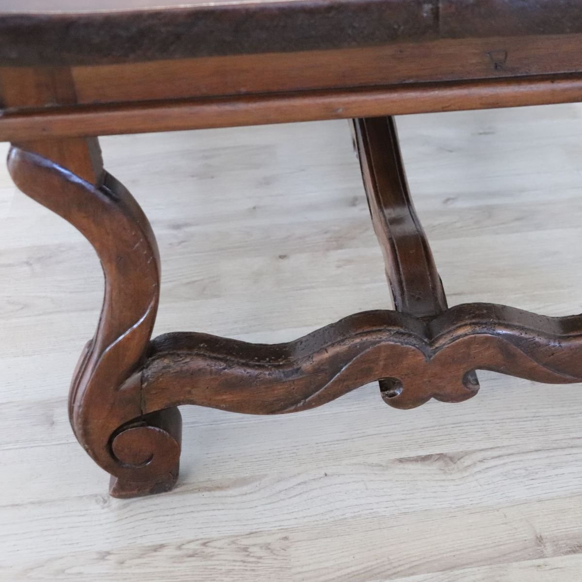 Tavolino da salotto in noce massello, Italia, inizio XX secolo restaurato-photo-4