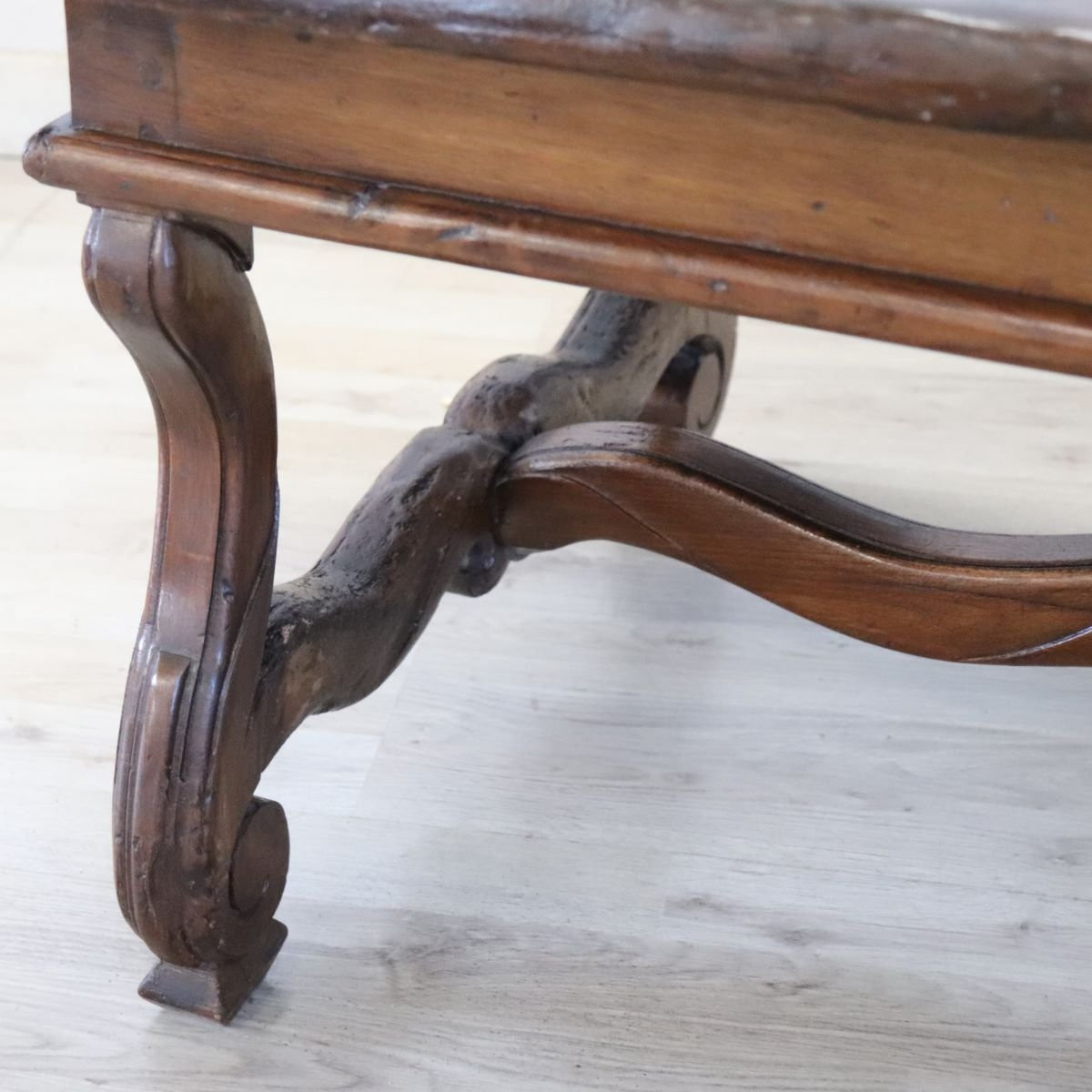 Tavolino da salotto in noce massello, Italia, inizio XX secolo restaurato-photo-6