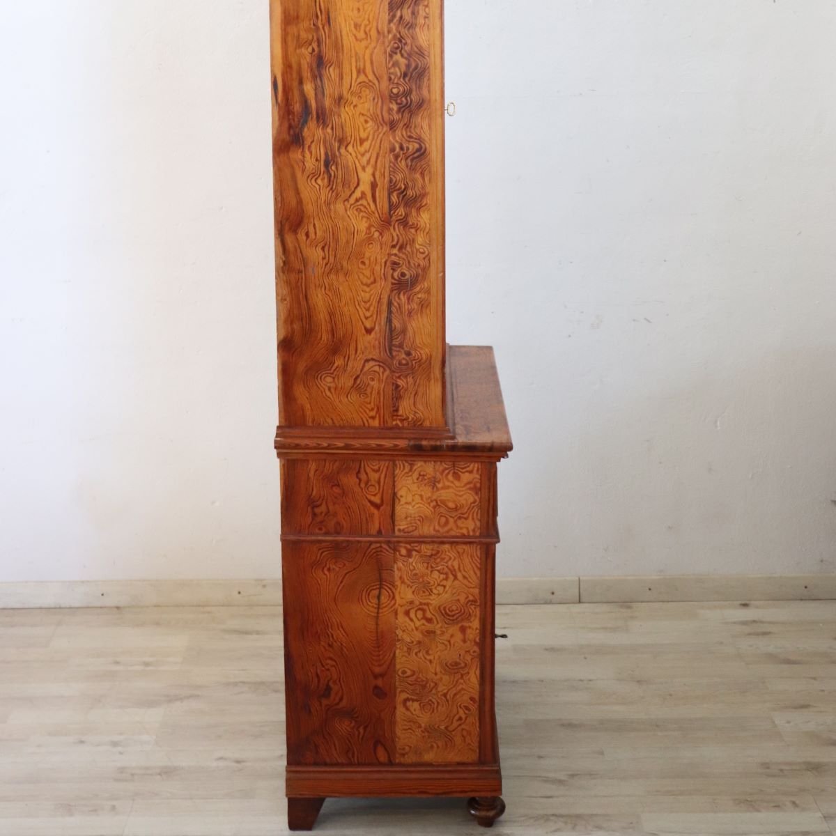 Vetrina antica in legno di larice, Italia, fine XIX secolo-photo-5