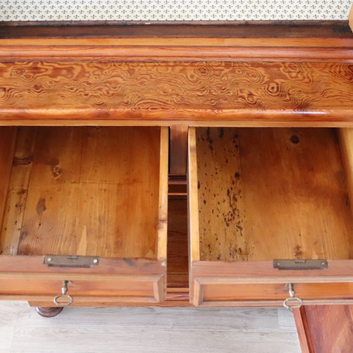 Vetrina antica in legno di larice, Italia, fine XIX secolo-photo-7