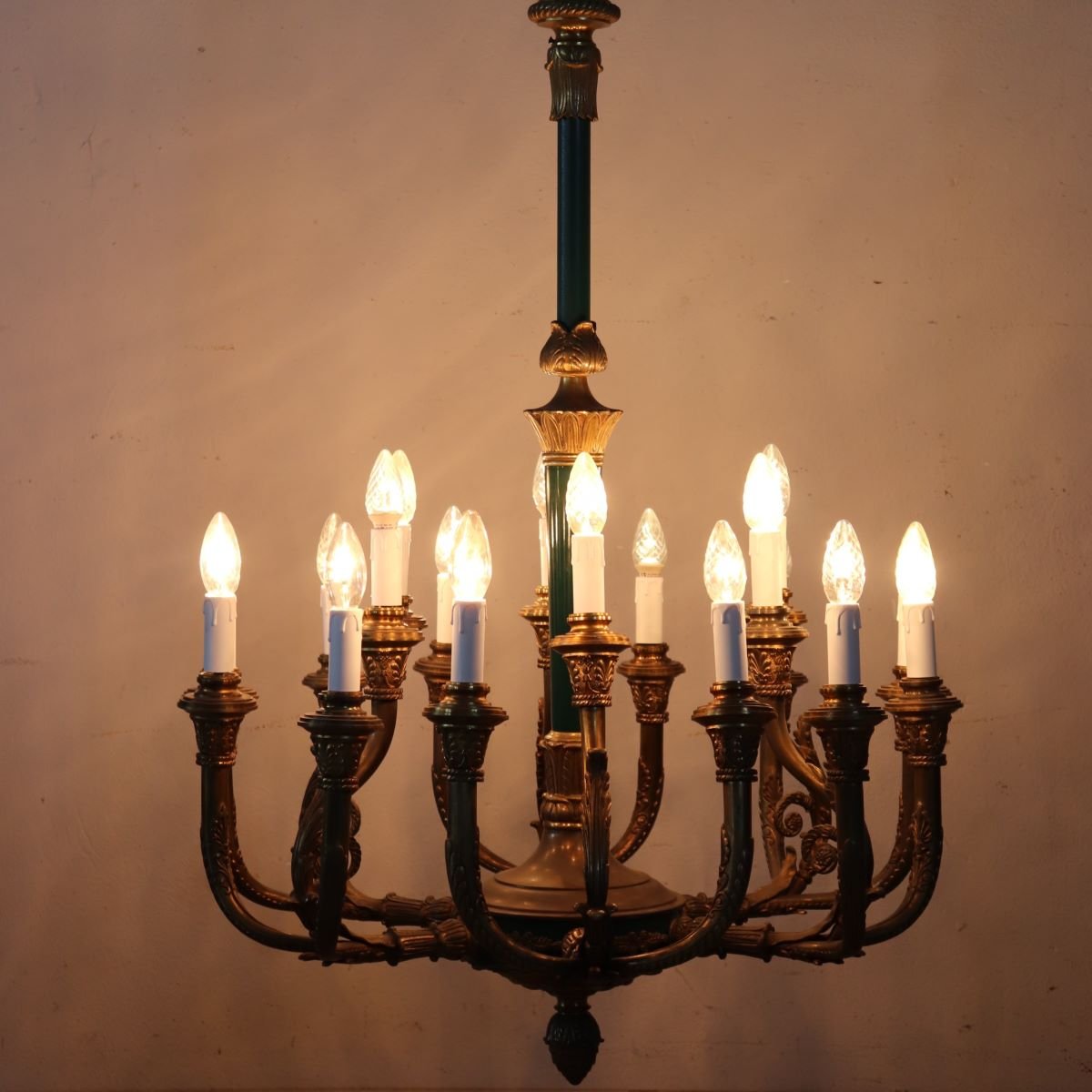 Lampadario in bronzo dorato e metallo laccato verde, 18 lampadine, Italia, inizio XX secolo.-photo-3