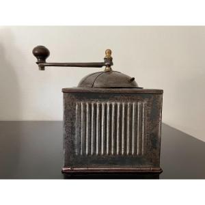 Ancien Et Original Moulin à Café En Fer Blanc Riveté Début XX Eme Art Populaire