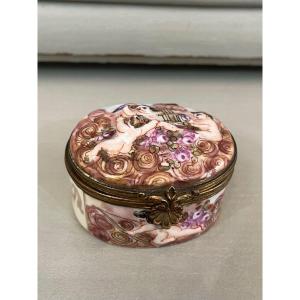 Old Small Pillbox Capodimonte Porcelain Pill Box XIX Eme Century With Putti Showcase