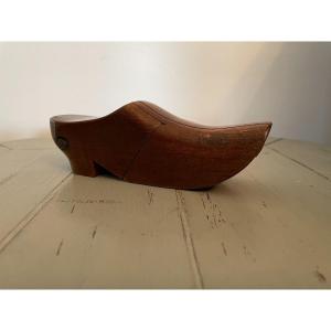 Ancienne Tabatière à En Bois Sculpté Chaussure Fin Du XIX Eme Siècle en Noyer à Complexité