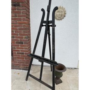 Old Blackened Wooden Painter's Easel From The End Of The 19th Century With Its Patina And Traces Of Paint