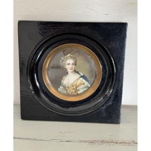 Old Miniature On Ivory Presenting A Lady Of Quality 19th Century Portrait Painting