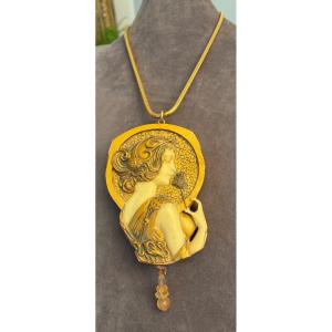 Art-nouveau Pendant Motif